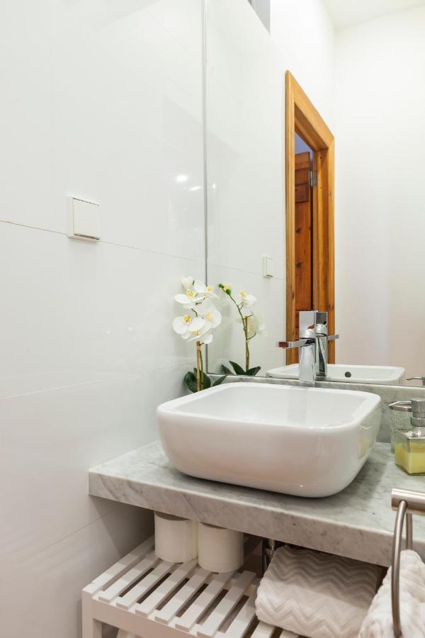 Alfama Terrace Apartment With Authentic XVIII Tiles And Historic Notes 3 Bedrooms & 2 Bathrooms Ac リスボン エクステリア 写真