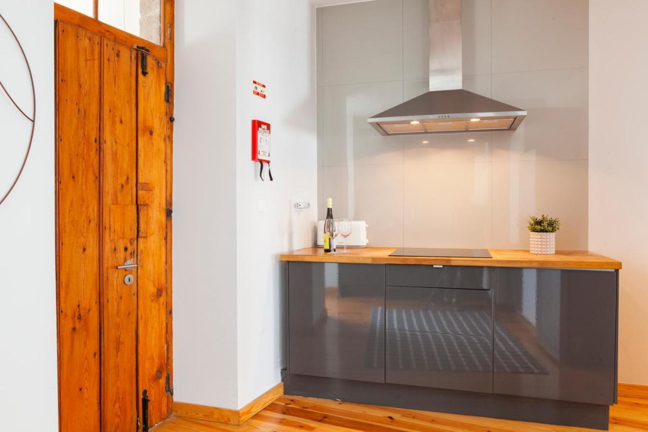 Alfama Terrace Apartment With Authentic XVIII Tiles And Historic Notes 3 Bedrooms & 2 Bathrooms Ac リスボン エクステリア 写真
